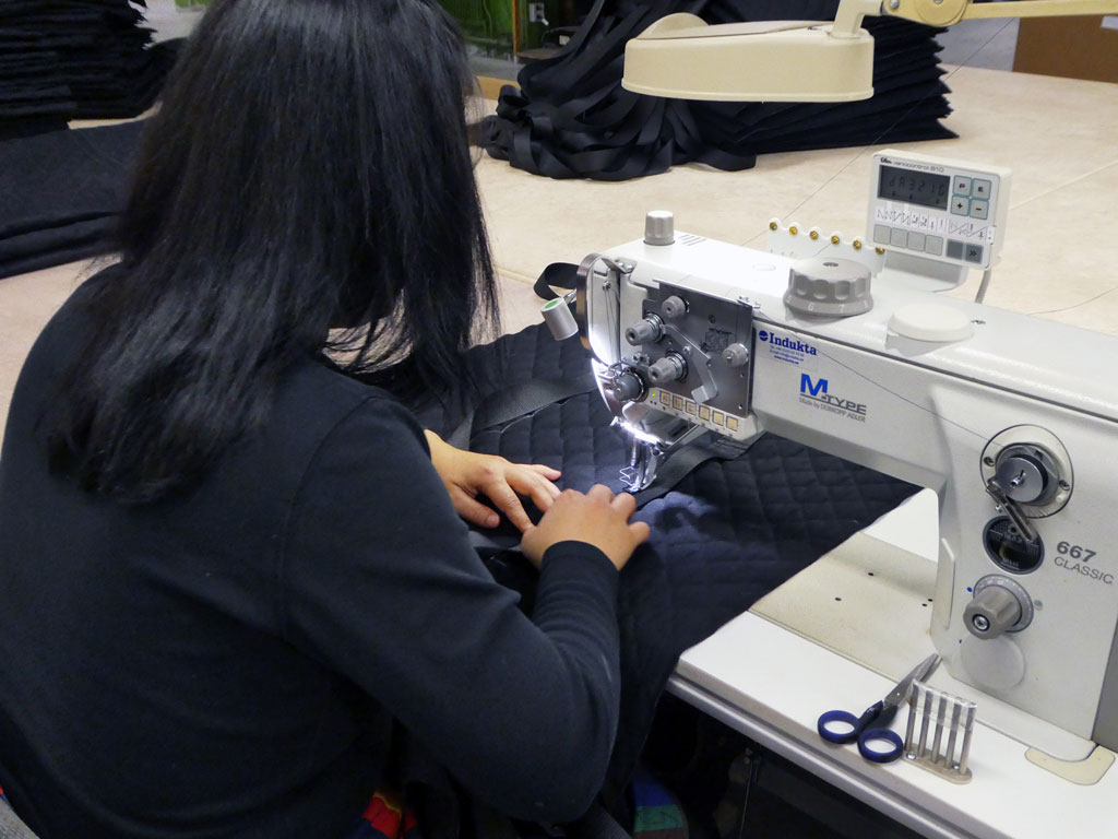 kvinna som jobbar vid en symaskin