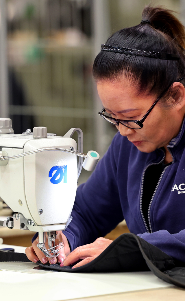 En sömmerska som syr